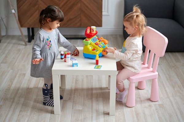 Comment créer un espace de jeux sensoriels pour enfants en bas âge dans un salon?