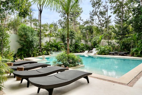 Quels types de revêtements de piscine sont les plus résistants aux rayons UV?